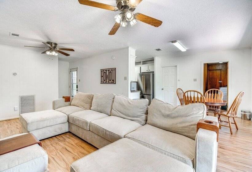 2 Mi To Kyle Field: Bryan Home W/ Fenced Yard
