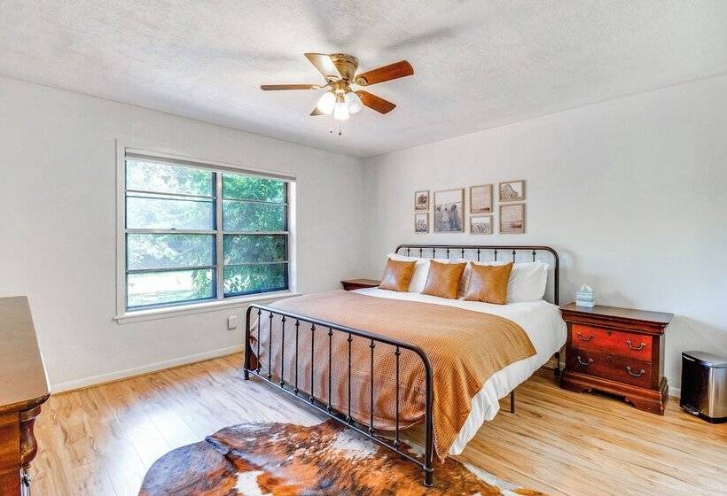 2 Mi To Kyle Field: Bryan Home W/ Fenced Yard