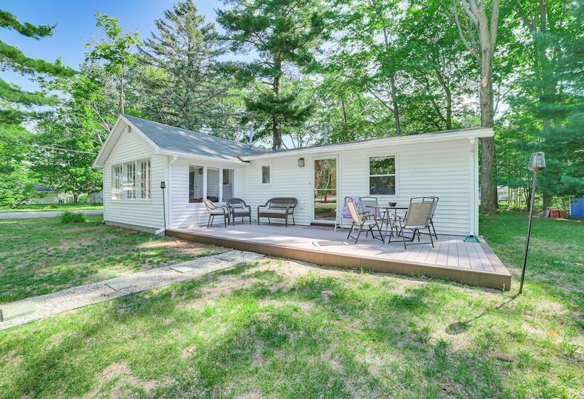 Cadillac Cottage W/ Grill: Walk To Lake Cadillac!