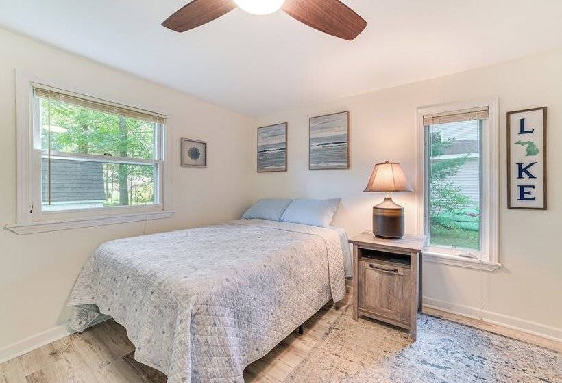 Cadillac Cottage W/ Grill: Walk To Lake Cadillac!