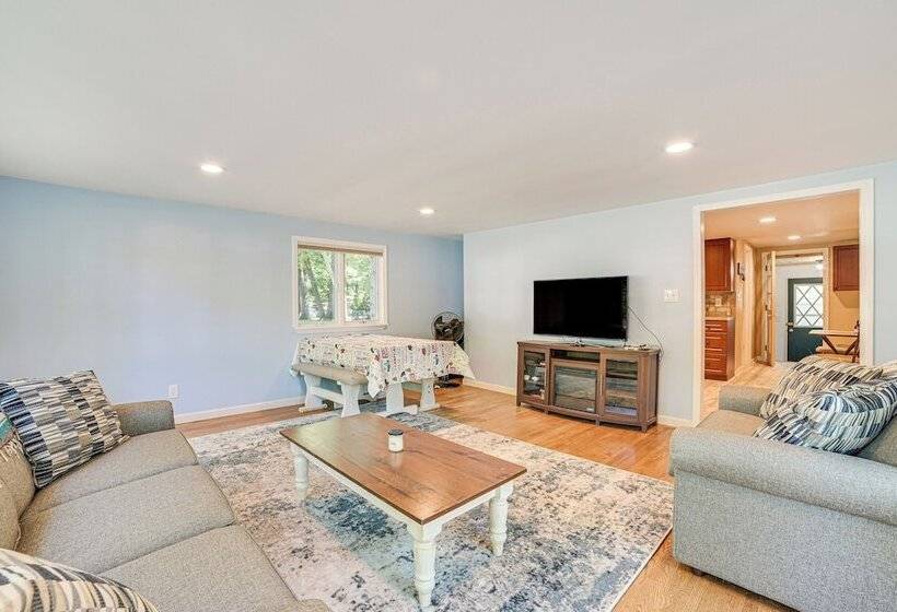 Cadillac Cottage W/ Grill: Walk To Lake Cadillac!