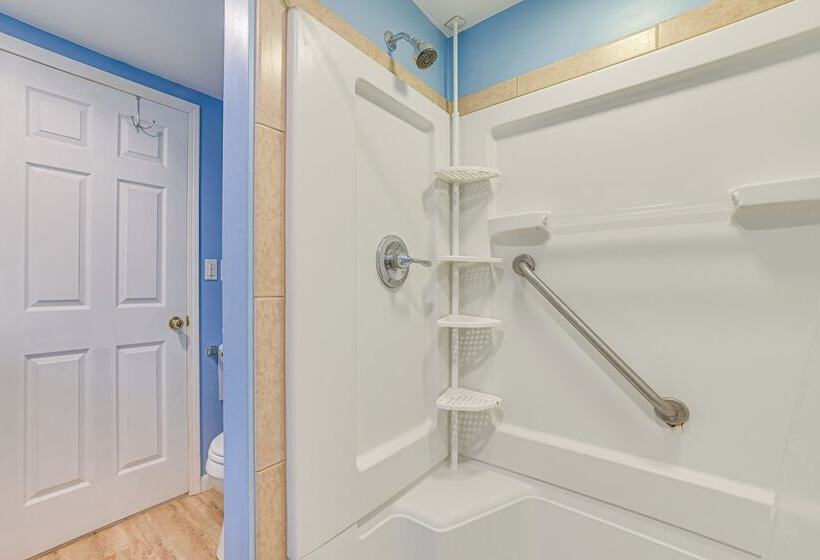 Cadillac Cottage W/ Grill: Walk To Lake Cadillac!