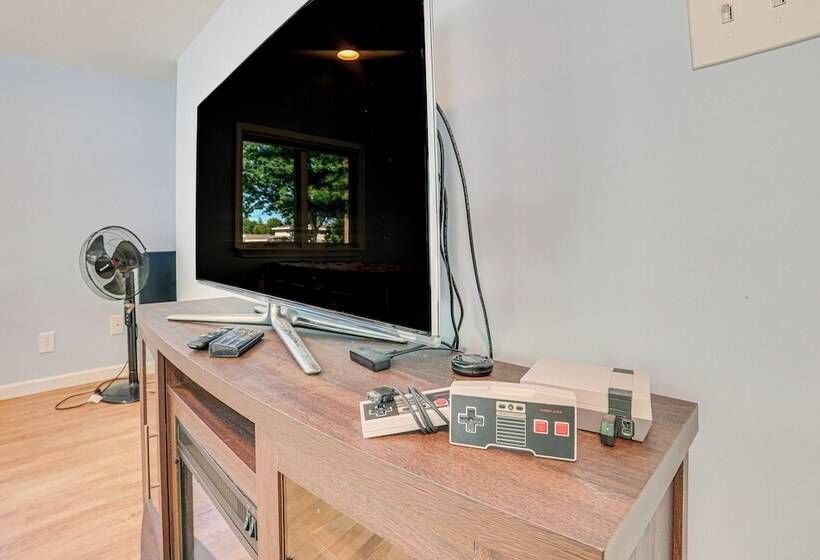 Cadillac Cottage W/ Grill: Walk To Lake Cadillac!