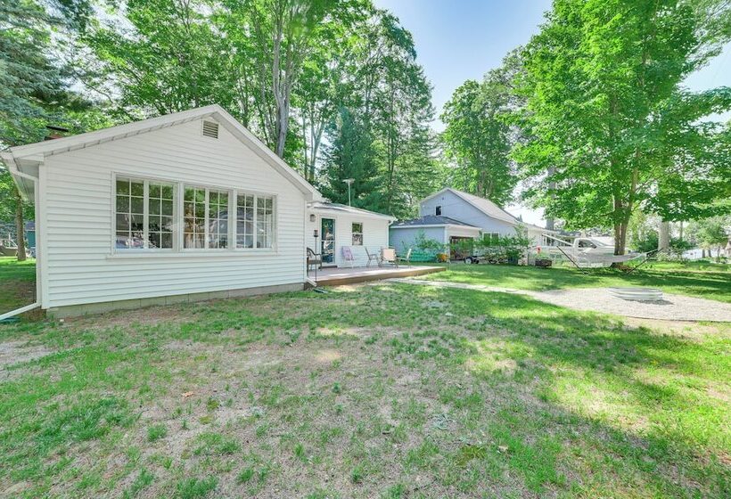 Cadillac Cottage W/ Grill: Walk To Lake Cadillac!