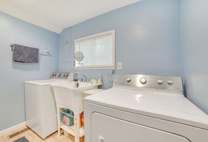 Cadillac Cottage W/ Grill: Walk To Lake Cadillac!