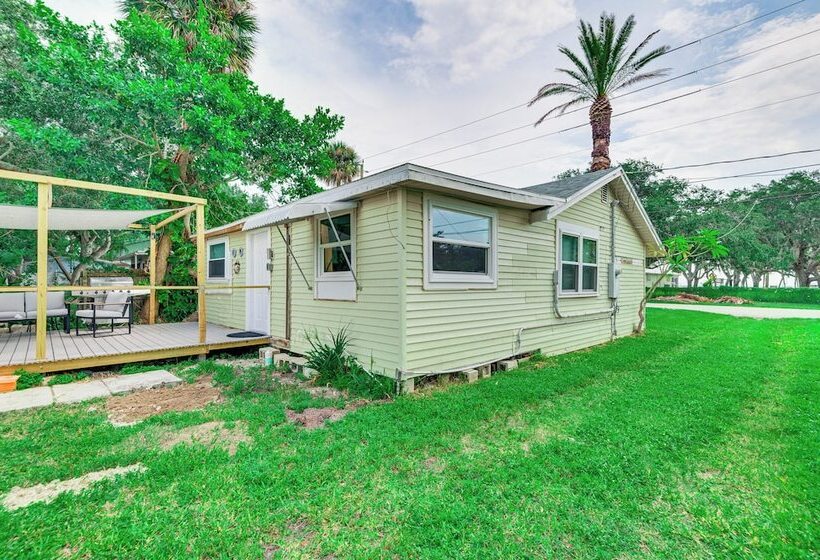 Centrally Located Merritt Island Cottage W/ Deck!