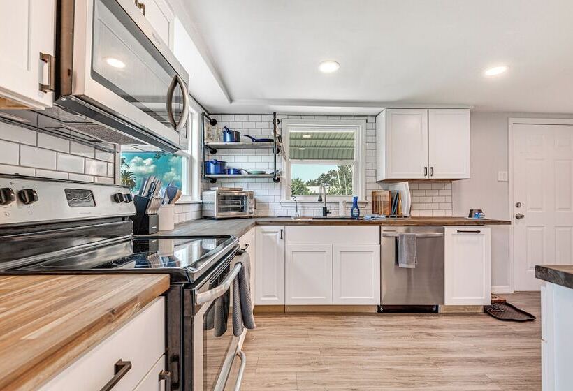 Centrally Located Merritt Island Cottage W/ Deck!