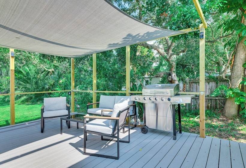 Centrally Located Merritt Island Cottage W/ Deck!