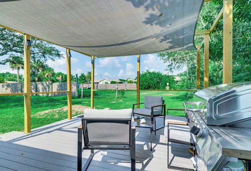 Centrally Located Merritt Island Cottage W/ Deck!