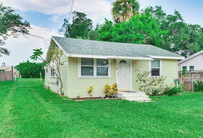 Centrally Located Merritt Island Cottage W/ Deck!