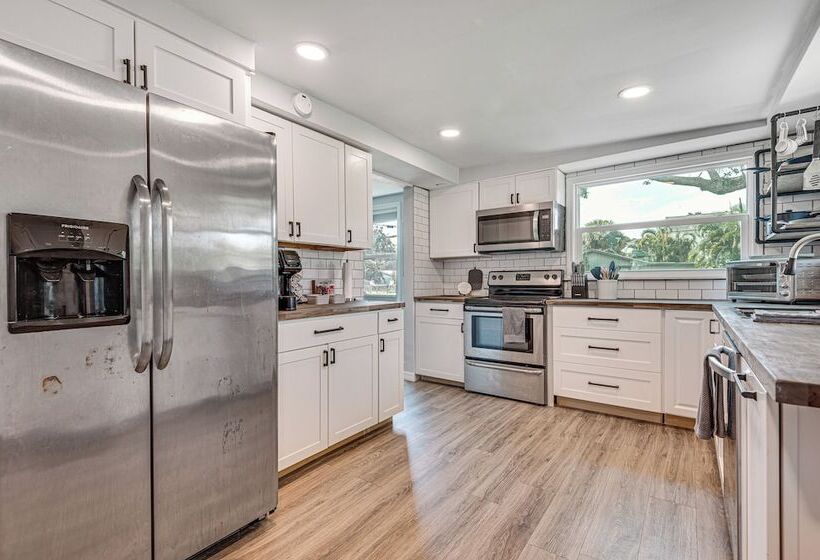 Centrally Located Merritt Island Cottage W/ Deck!