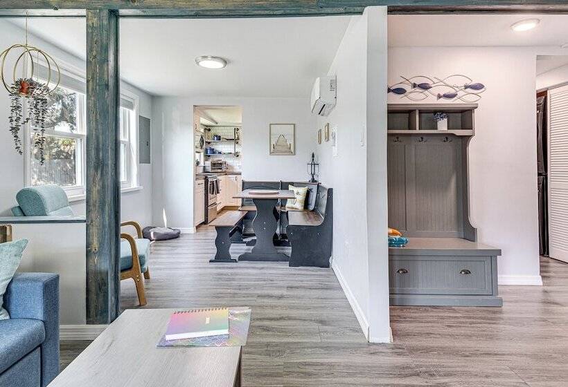 Centrally Located Merritt Island Cottage W/ Deck!