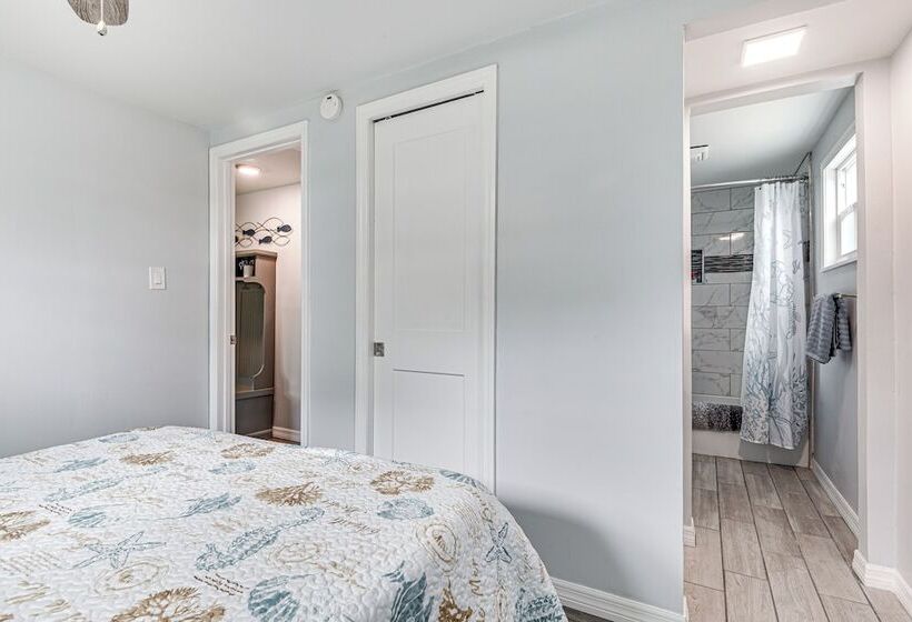 Centrally Located Merritt Island Cottage W/ Deck!