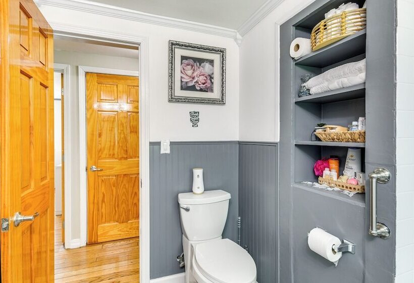 3 Mi To Dtwn Syracuse: Home W/ Fenced Yard!