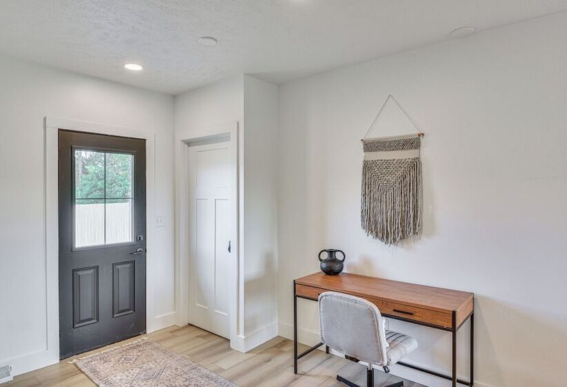 Charming Middlebury Retreat W/ Patio & Fire Pit