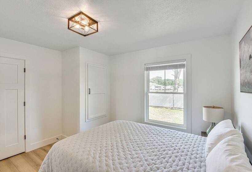 Charming Middlebury Retreat W/ Patio & Fire Pit