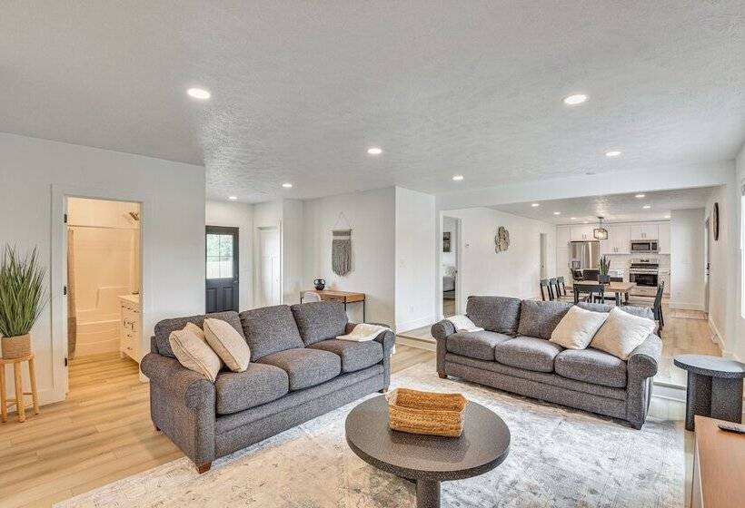 Charming Middlebury Retreat W/ Patio & Fire Pit