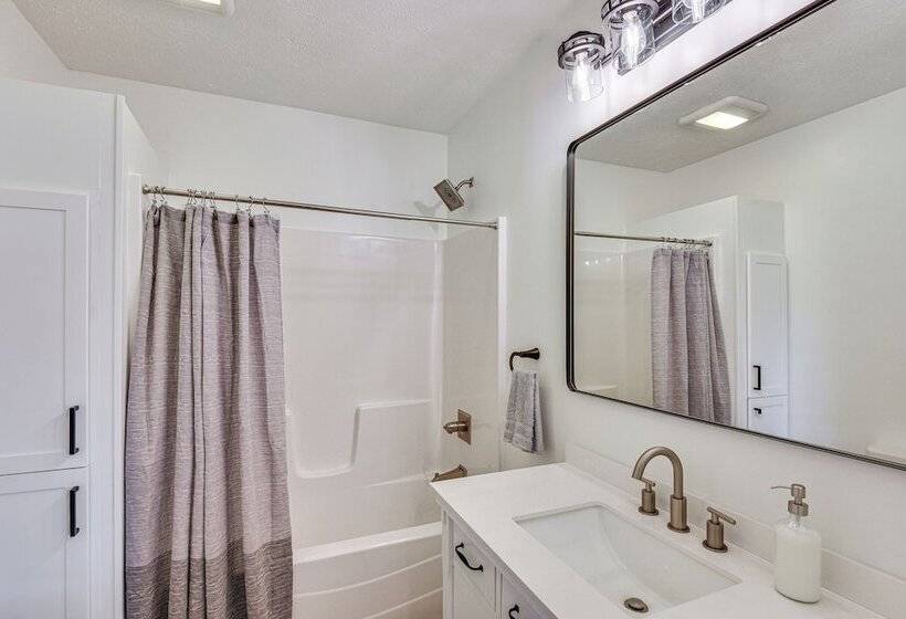 Charming Middlebury Retreat W/ Patio & Fire Pit