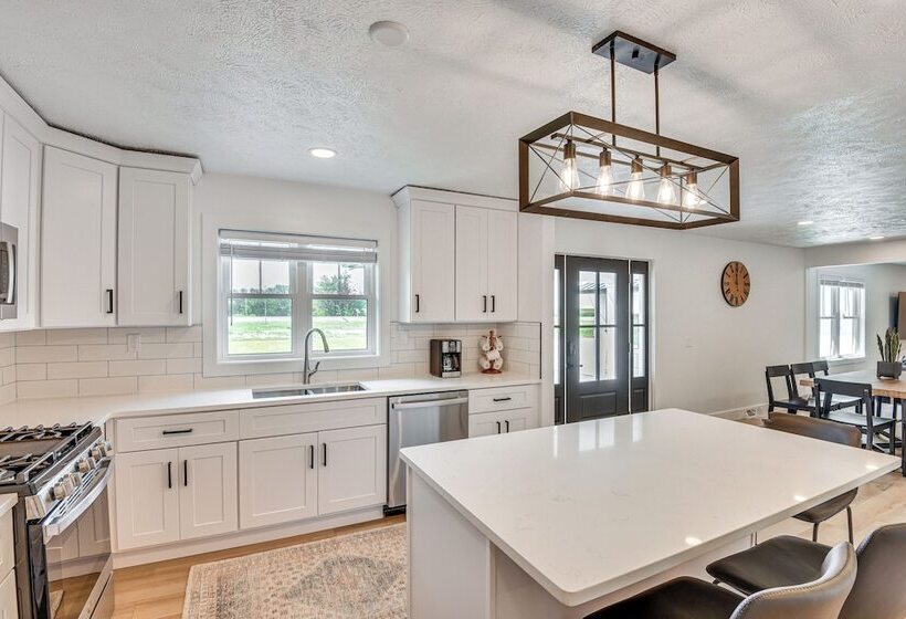 Charming Middlebury Retreat W/ Patio & Fire Pit