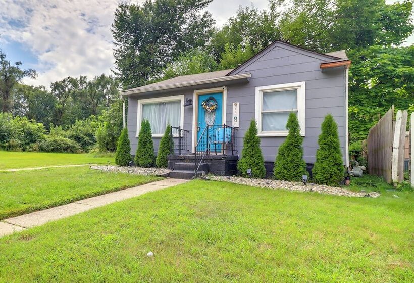 Charming & Pet Friendly Home In Detroit W/ Yard!