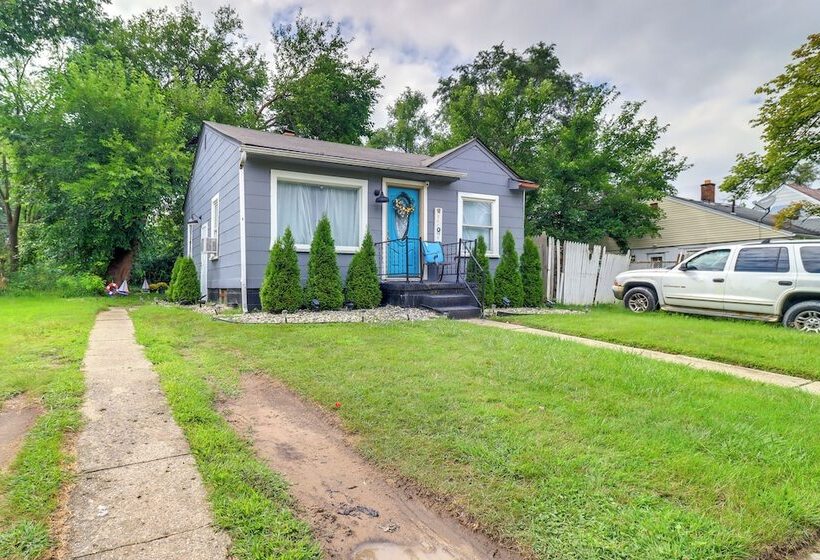 Charming & Pet Friendly Home In Detroit W/ Yard!