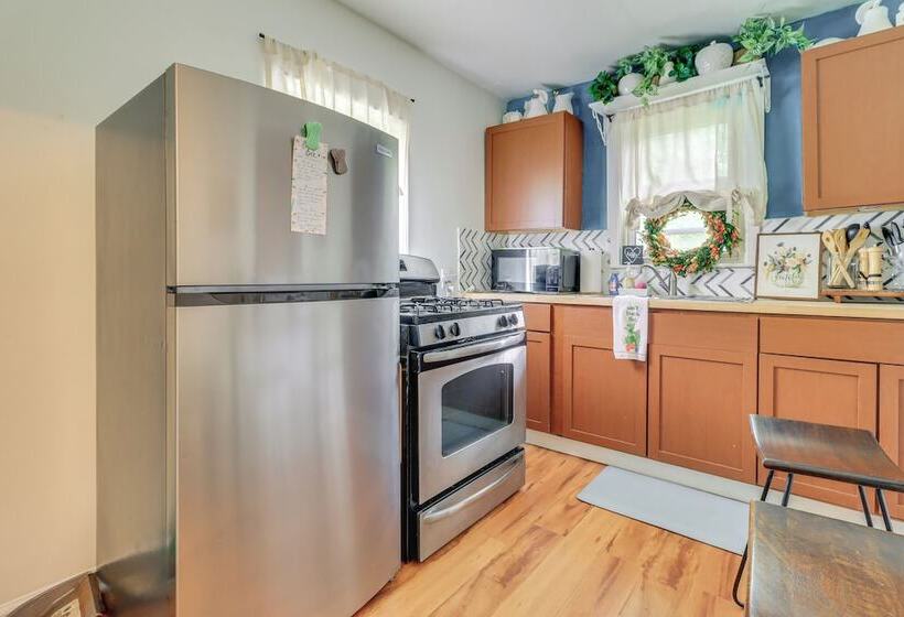 Charming & Pet Friendly Home In Detroit W/ Yard!