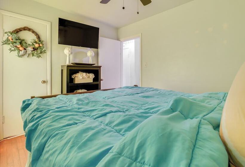 Charming & Pet Friendly Home In Detroit W/ Yard!