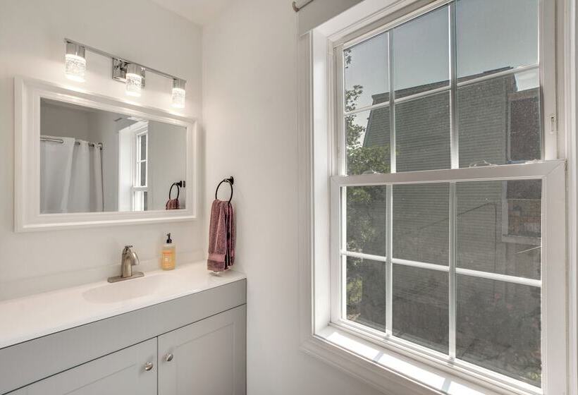 Charming Pittsburgh Home Walk To Riverfront!