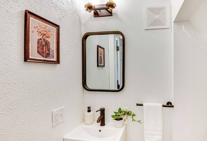 Charming South Bend Home Near Notre Dame!