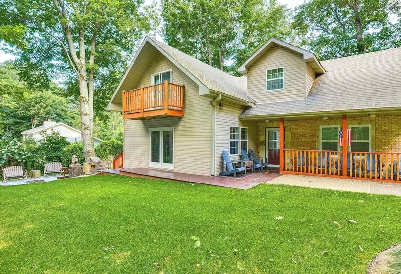 Coloma Retreat W/ Fire Pit, Walk To Beaches!