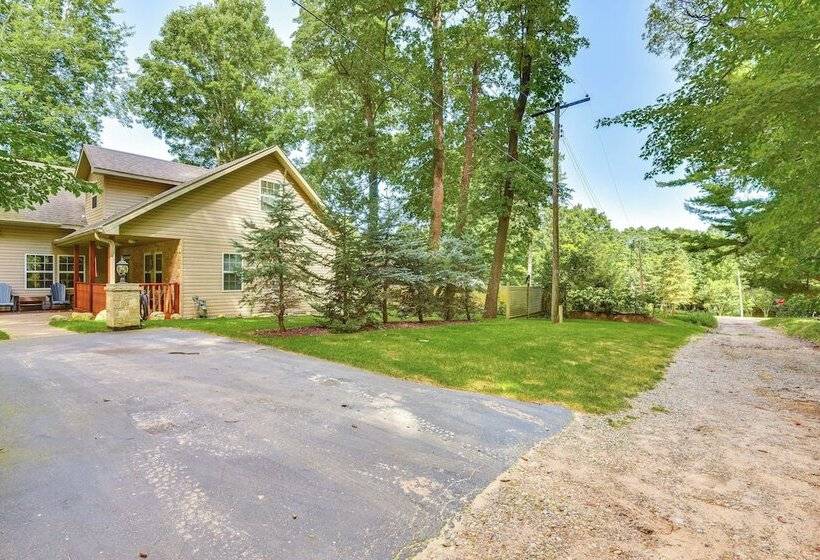 Coloma Retreat W/ Fire Pit, Walk To Beaches!