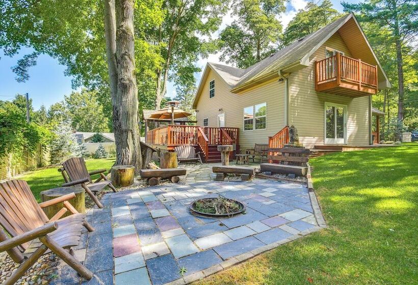 Coloma Retreat W/ Fire Pit, Walk To Beaches!