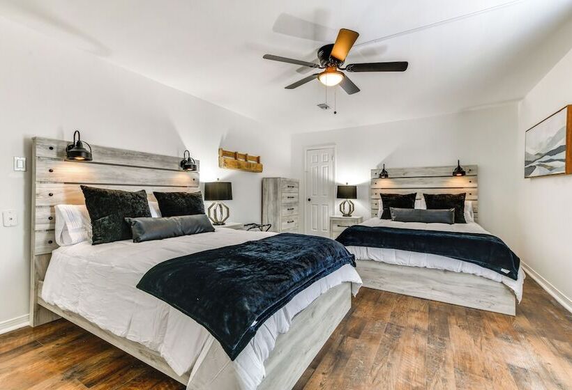 Colorful Baton Rouge Home: Deck, Grill & Fire Pit