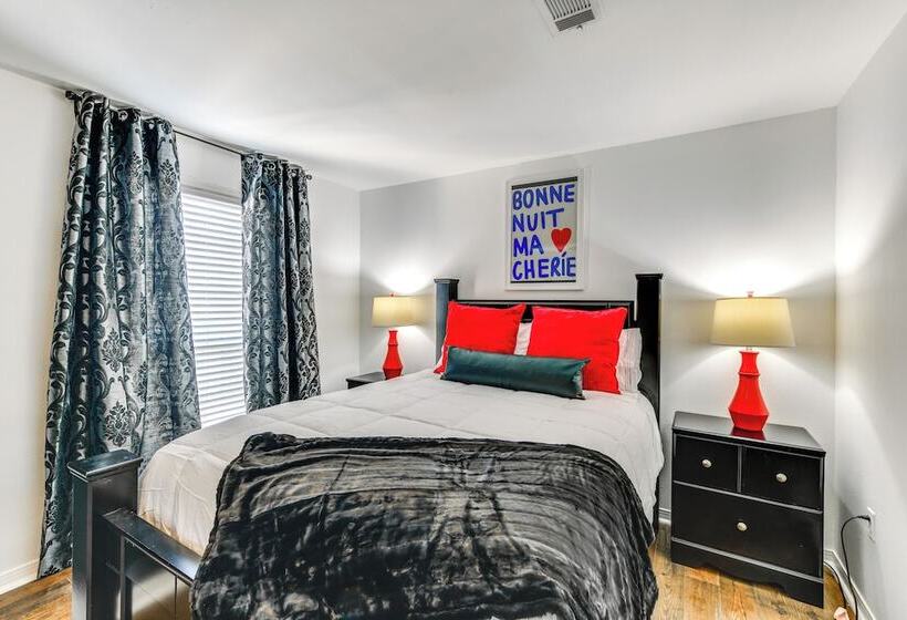 Colorful Baton Rouge Home: Deck, Grill & Fire Pit