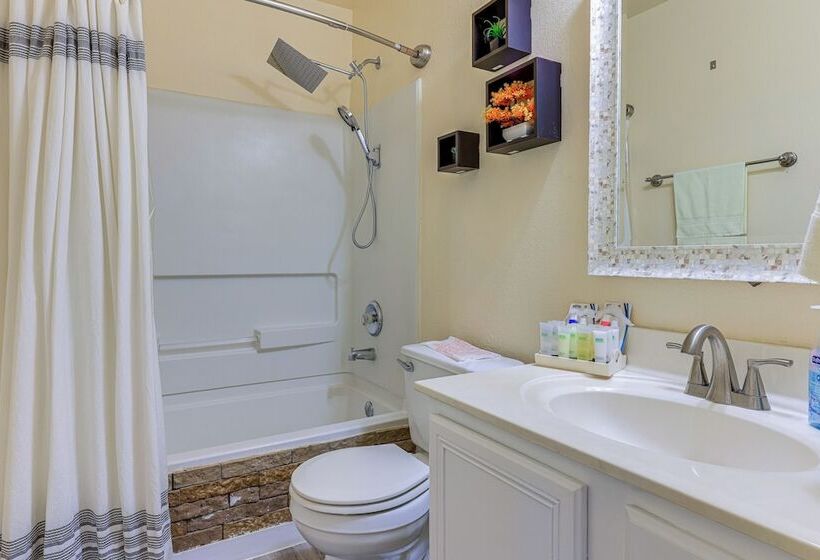 Colorful Kyle Home W/ Pool Access: Pets Welcome!