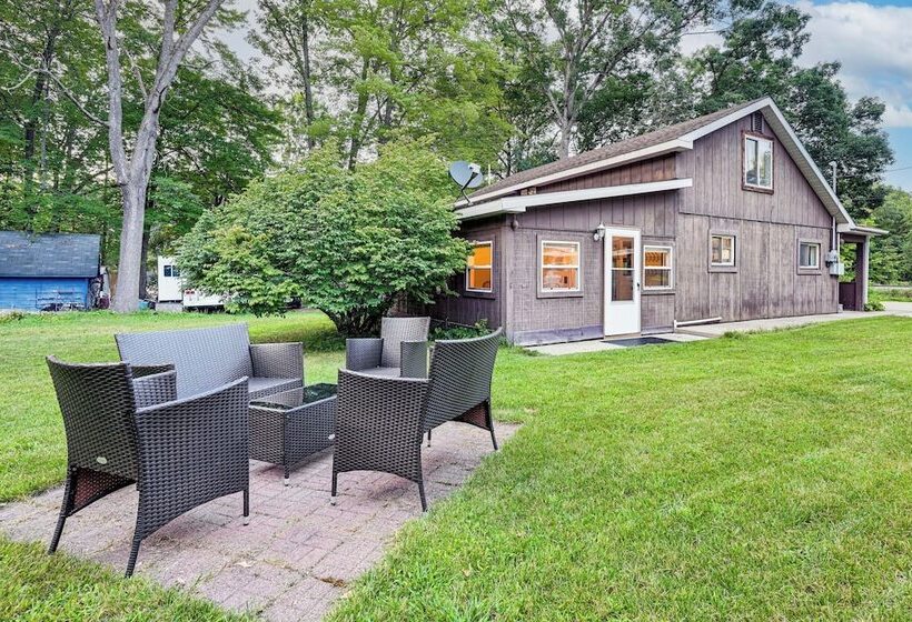 Walk To Lake George: Cozy Family Cabin!