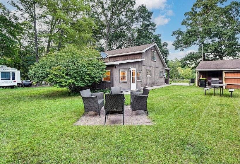 Walk To Lake George: Cozy Family Cabin!