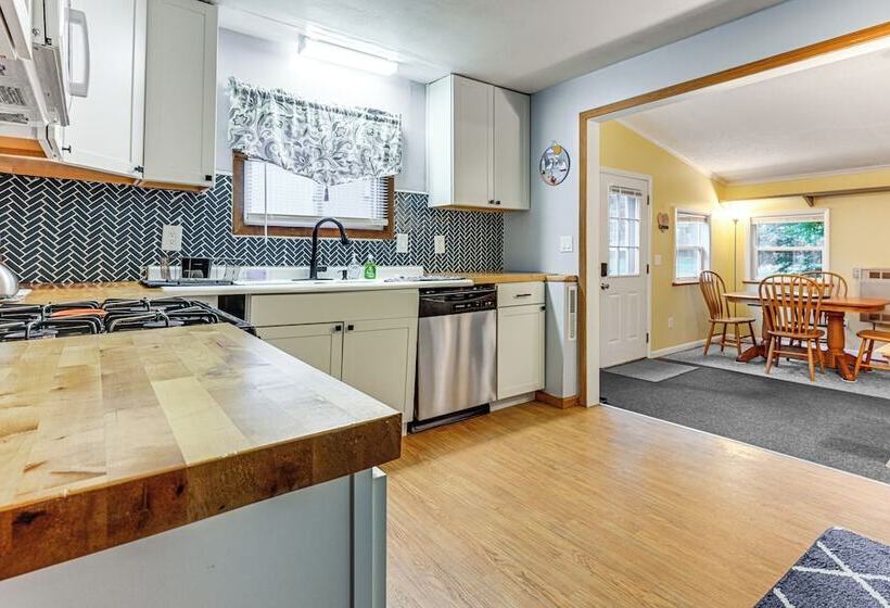 Walk To Lake George: Cozy Family Cabin!