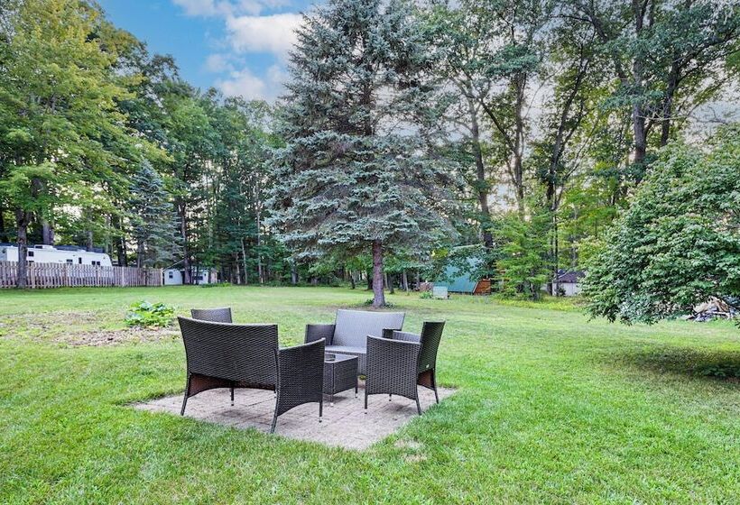 Walk To Lake George: Cozy Family Cabin!