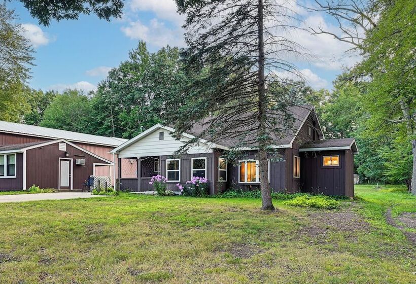 Walk To Lake George: Cozy Family Cabin!