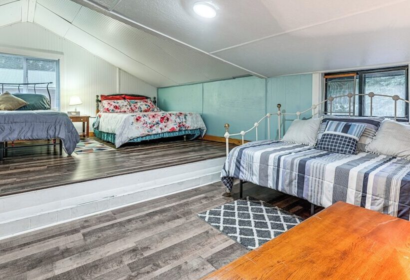 Walk To Lake George: Cozy Family Cabin!