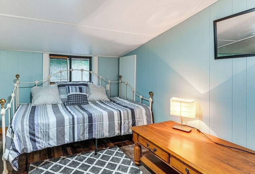 Walk To Lake George: Cozy Family Cabin!