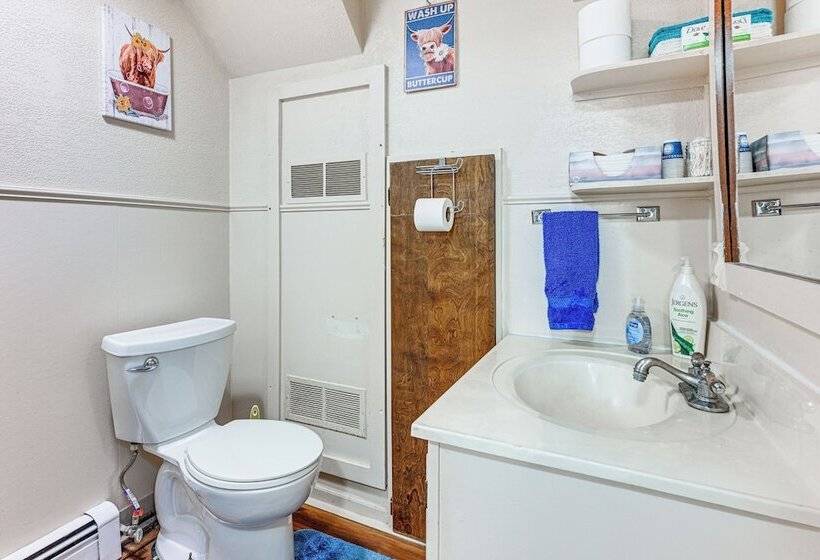 Walk To Lake George: Cozy Family Cabin!