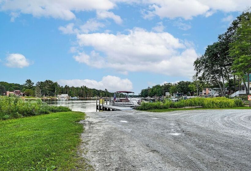 Walk To Lake George: Cozy Family Cabin!