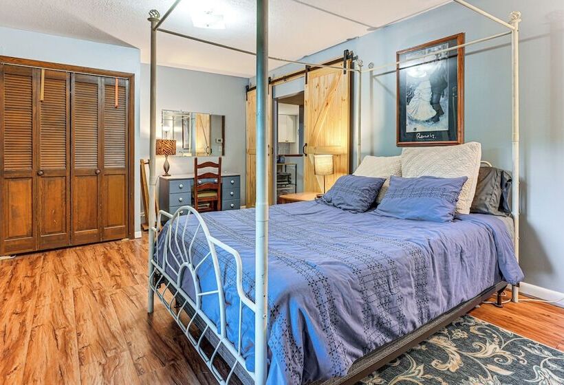 Walk To Lake George: Cozy Family Cabin!