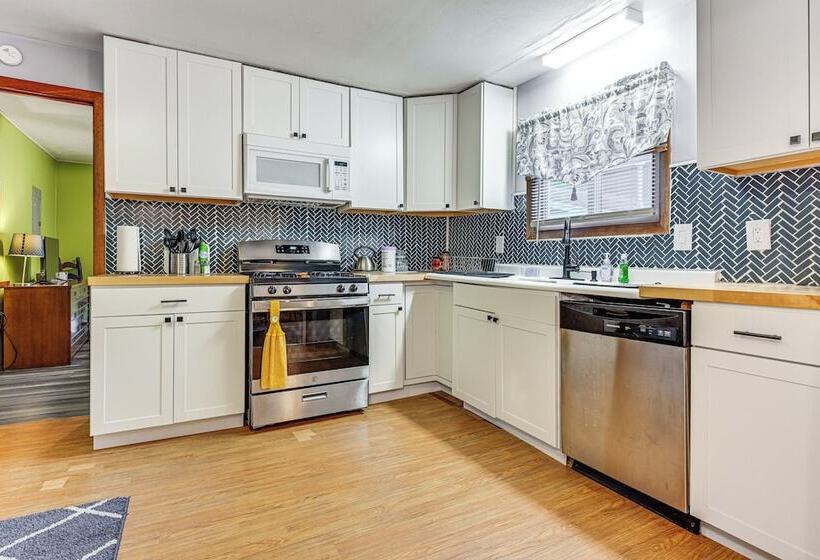 Walk To Lake George: Cozy Family Cabin!