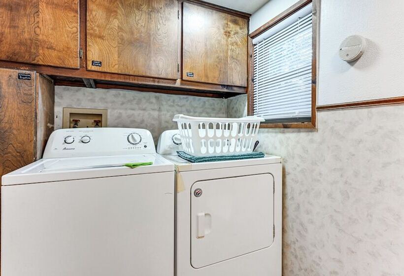 Walk To Lake George: Cozy Family Cabin!