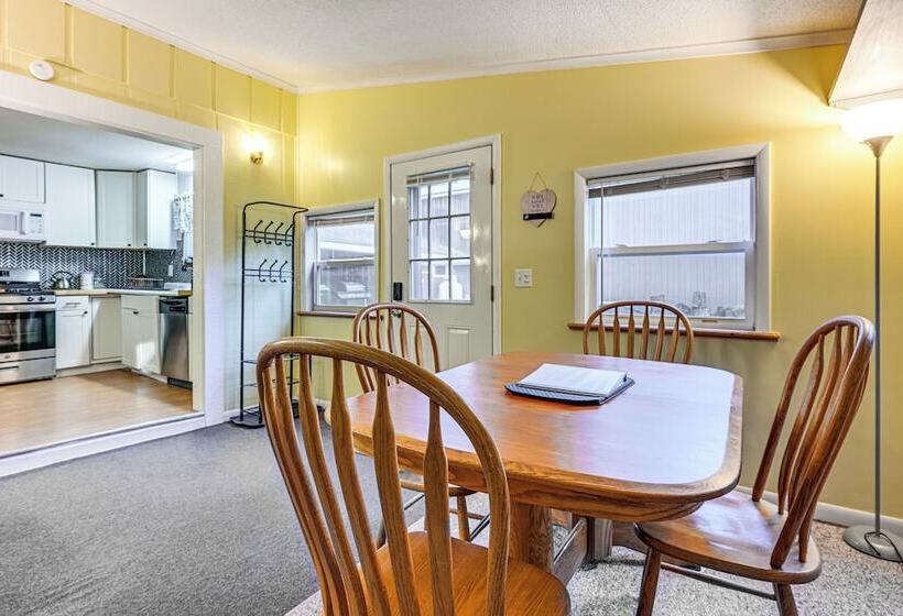 Walk To Lake George: Cozy Family Cabin!