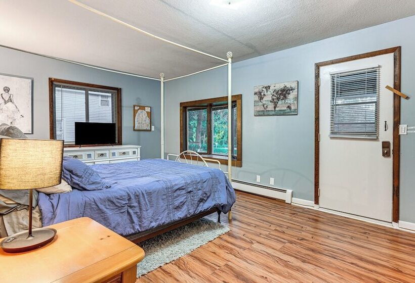 Walk To Lake George: Cozy Family Cabin!