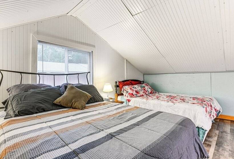 Walk To Lake George: Cozy Family Cabin!